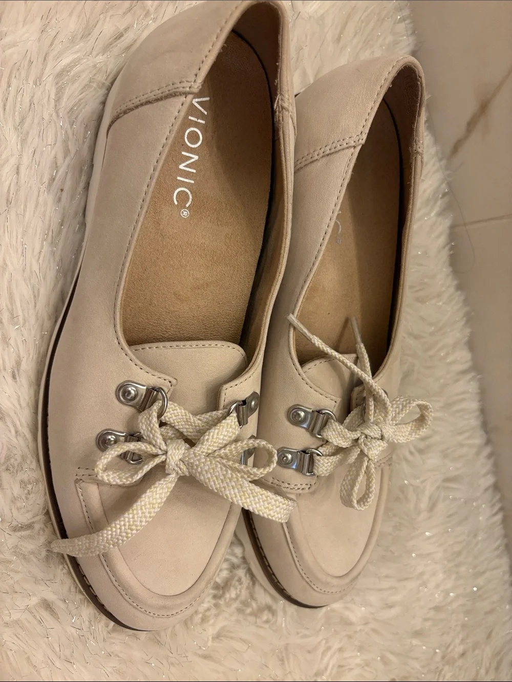 Vionic Women's Cream Lace-Up Moccasin Flats